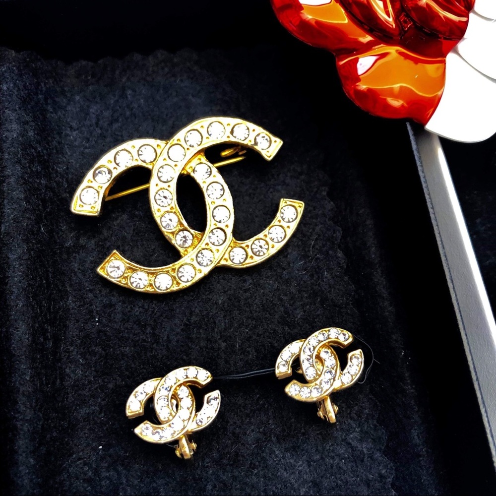 Earing , brooch !